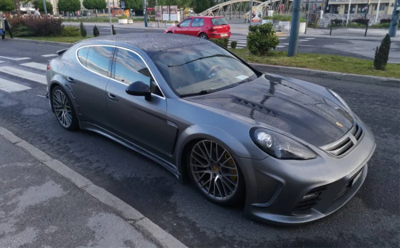 Događa se: Porsche se pokvario usred vožnje, građani ga koriste za fotografiranje