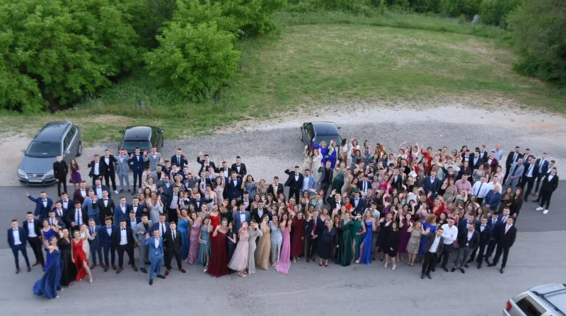 FOTO: 54. GENERACIJA OBILJEŽILA NAJLJEPŠU NOĆ! U Grudama održana maturalna zabava