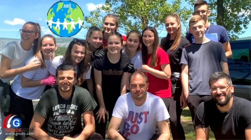 FOTO: Članovi Eko sekcije sa svojim profesorima očistili Krenicu