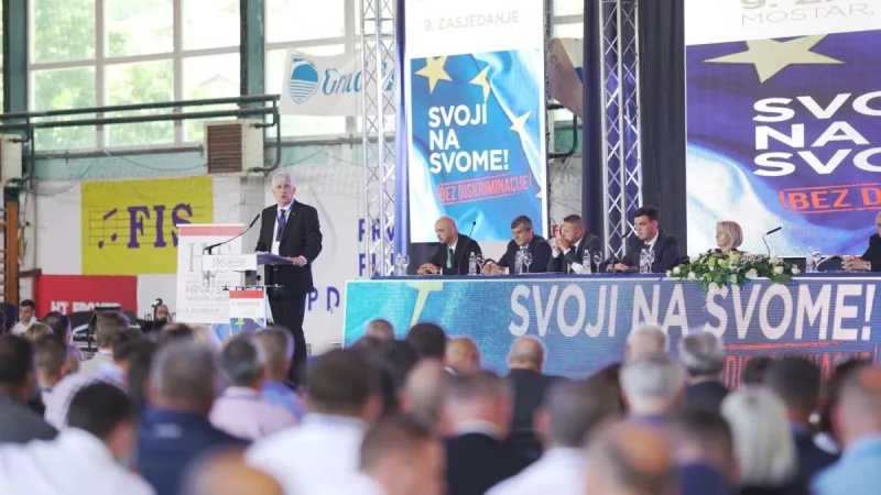 Zanimljivosti HNS-a: Biskup Palić održao govor, HRS i Čapljinska stranka napustile, Čović i Raguž govorili o uhljebima