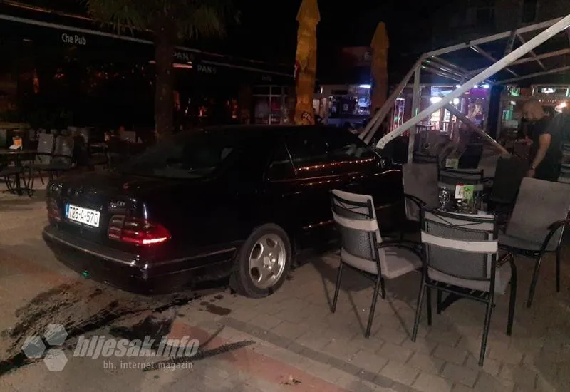 Mostar: Uletio automobilom na terasu kafića