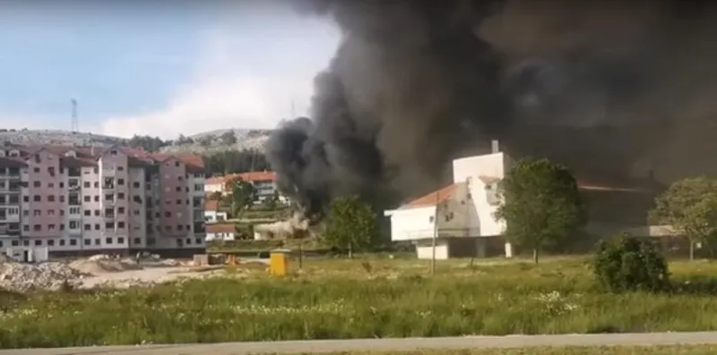 Roštilj se oteo kontroli - izgorjele dvije kuće VIDEO