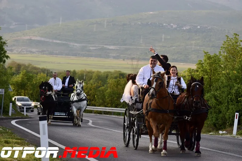 (VIDEO) Legendarni Zdena Damjanović iznenadio sina i snahu za najsvečaniji dan u životu