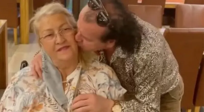 VIDEO: Sejo Brajlović kupio invalidska kolica gošći svog restorana