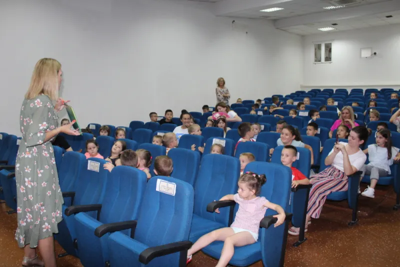 Umišljena bubamara razveselila grudske mališane FOTO