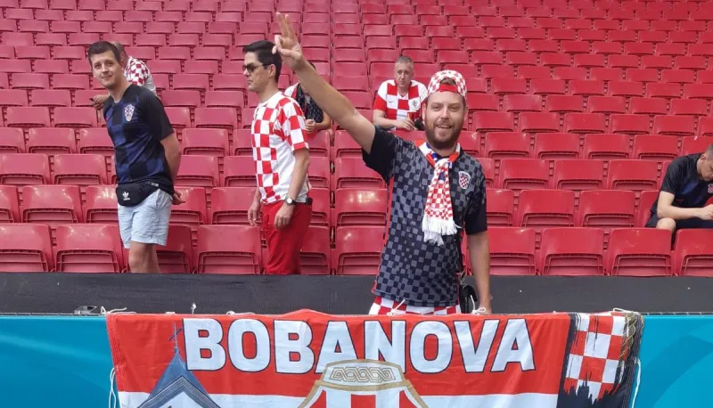 IDEMO HRVATSKA: GRUĐANI VAS BODRE I S TRIBINA I ISPRED TV EKRANA