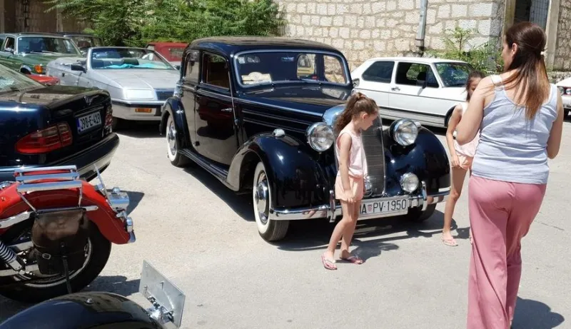 FOTO/VIDEO: GRUDE, LJUBUŠKI, POSUŠJE I ŠIROKI DOMAĆIN OLDTIMERIMA, STARA AUTA SVE ODUŠEVILA