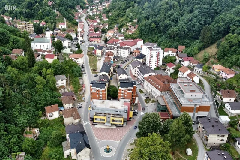 FOTO: Svi su otišli, Srebrenica je već popodne opet postala grad duhova 1