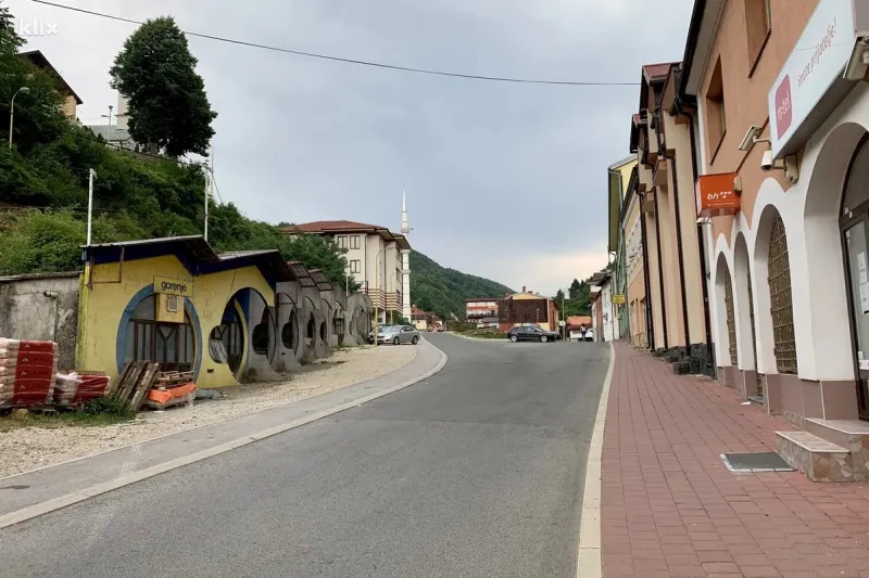 FOTO: Svi su otišli, Srebrenica je već popodne opet postala grad duhova 11