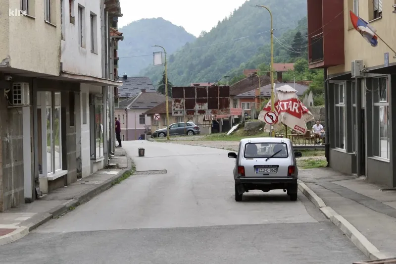FOTO: Svi su otišli, Srebrenica je već popodne opet postala grad duhova 12