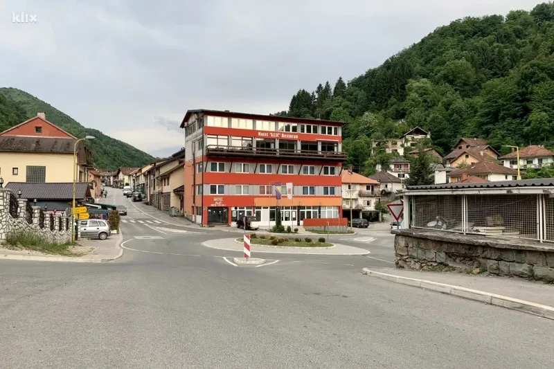 FOTO: Svi su otišli, Srebrenica je već popodne opet postala grad duhova