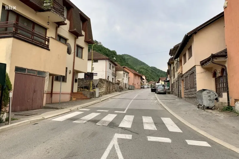 FOTO: Svi su otišli, Srebrenica je već popodne opet postala grad duhova 3
