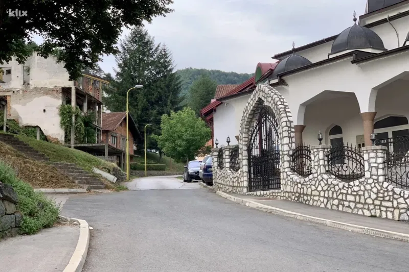 FOTO: Svi su otišli, Srebrenica je već popodne opet postala grad duhova 4