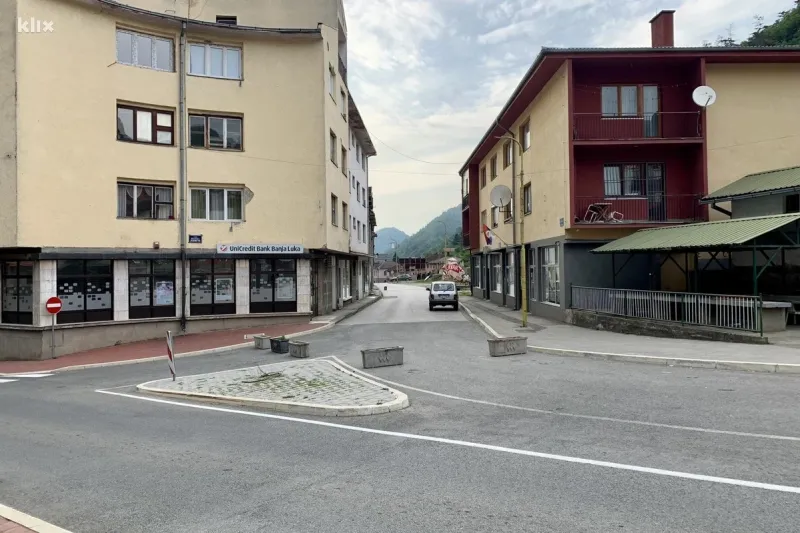 FOTO: Svi su otišli, Srebrenica je već popodne opet postala grad duhova 5
