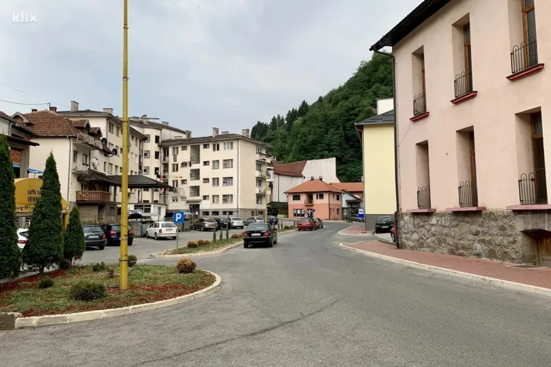 FOTO: Svi su otišli, Srebrenica je već popodne opet postala grad duhova 6