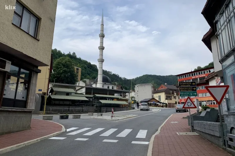 FOTO: Svi su otišli, Srebrenica je već popodne opet postala grad duhova 7