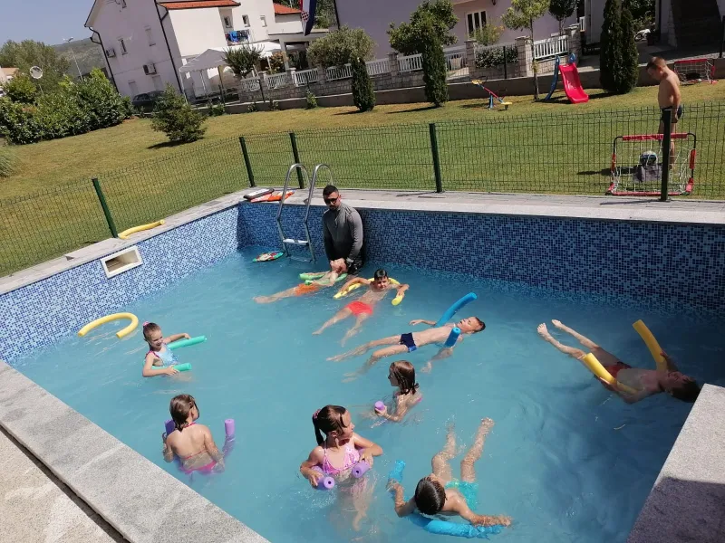FOTO: Aquaman Grude pokazao se kao jedan od najboljih prijatelja djece 1