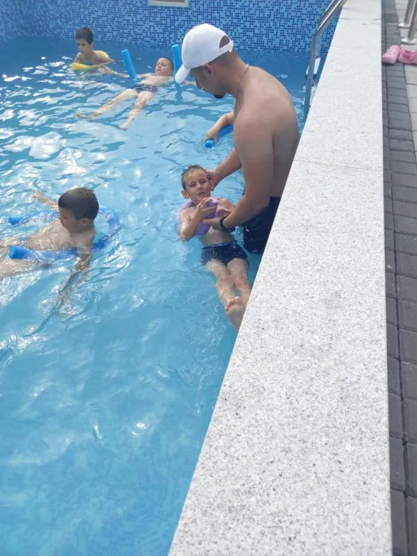 FOTO: Aquaman Grude pokazao se kao jedan od najboljih prijatelja djece 11