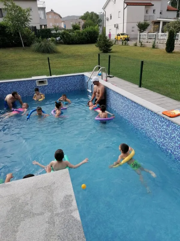 FOTO: Aquaman Grude pokazao se kao jedan od najboljih prijatelja djece 13