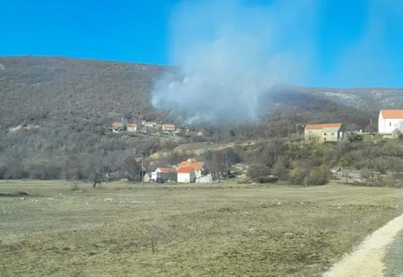 Vatra kod Tomislavgrada prijeti kućama, angažira se i helikopter Oružanih snaga BiH