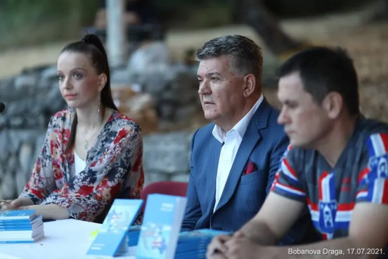 FOTO: Kod zvonika svetog Ilije u Bobanovoj Dragi predstavljena knjiga 'Povratak'