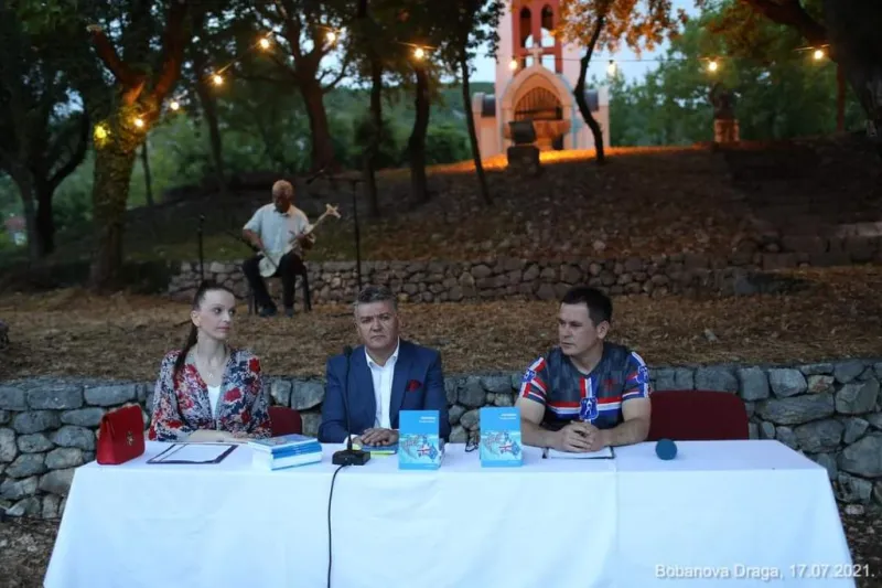 FOTO: Kod zvonika svetog Ilije u Bobanovoj Dragi predstavljena knjiga 'Povratak' 4