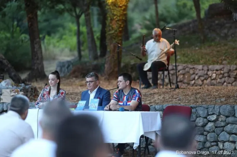 FOTO: Kod zvonika svetog Ilije u Bobanovoj Dragi predstavljena knjiga 'Povratak' 5