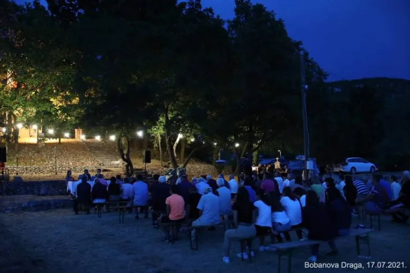 FOTO: Kod zvonika svetog Ilije u Bobanovoj Dragi predstavljena knjiga 'Povratak' 6