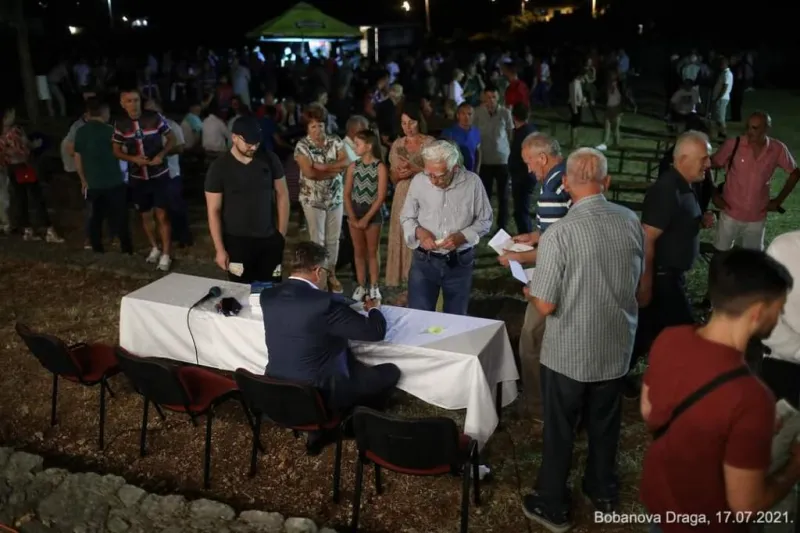 FOTO: Kod zvonika svetog Ilije u Bobanovoj Dragi predstavljena knjiga 'Povratak' 8