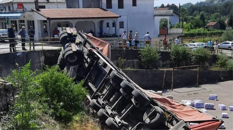 Nesvakidašnja nesreća u Klobuku, prevrnuo se kamion