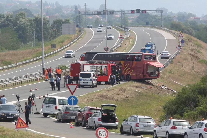 Vozač busa priznao da je na tren zaspao za upravljačem, uhitili su ga: ‘Nepropisno se kretao‘