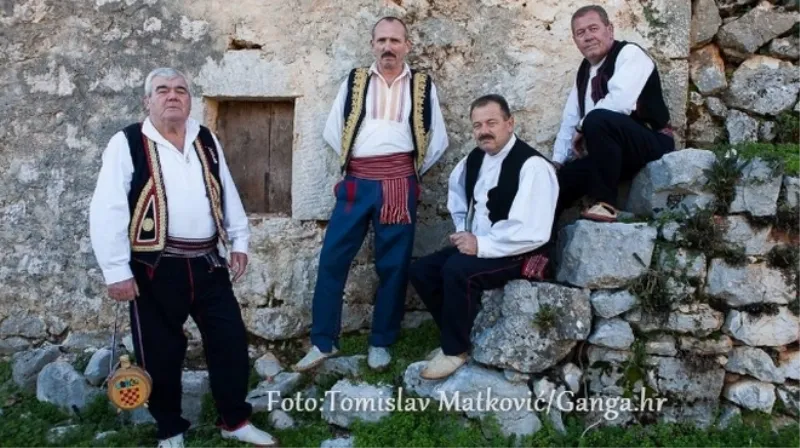 GRUDSKO LJETO S GANGOM, GUSLAMA I PLESOVIMA... HAIKU S KAMENA ODJEKIVAT ĆE DO NEBA