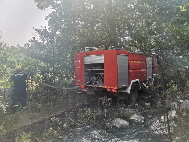 FOTO: Grudski vatrogasci na terenu, obuzdavaju vatrenu stihiju između Raška Polja i Graca 3
