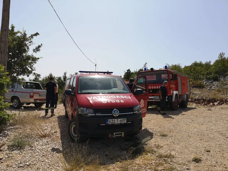 FOTO: Grudski vatrogasci na terenu, obuzdavaju vatrenu stihiju između Raška Polja i Graca 4