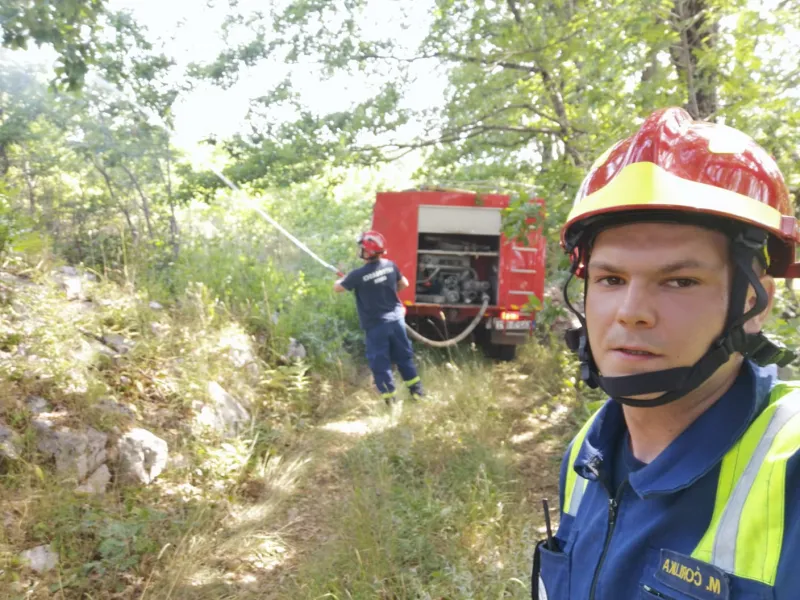 FOTO: Grudski vatrogasci na terenu, obuzdavaju vatrenu stihiju između Raška Polja i Graca 5