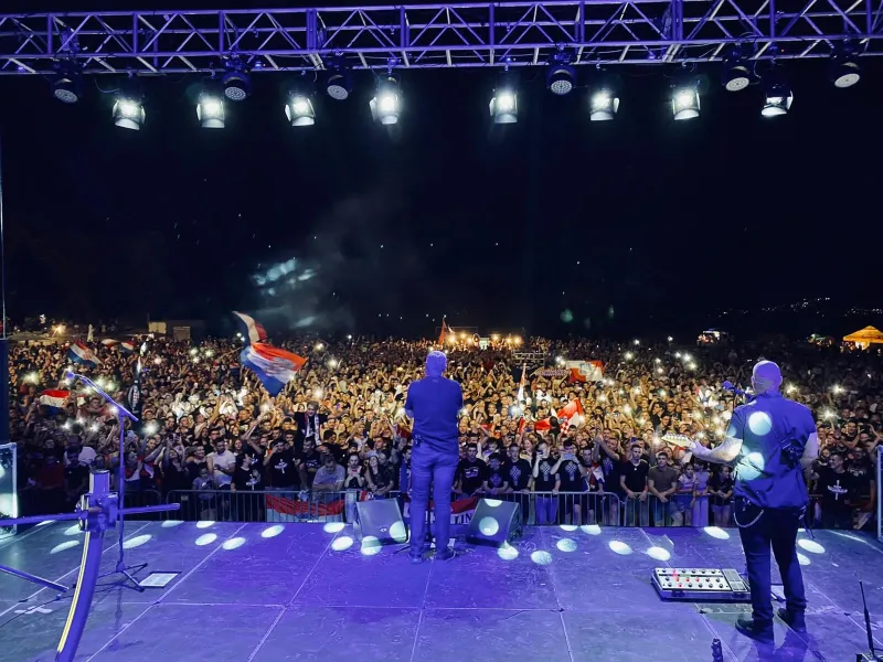 Thompson na Facebooku objavio molitvu Gospi za svog sina  1