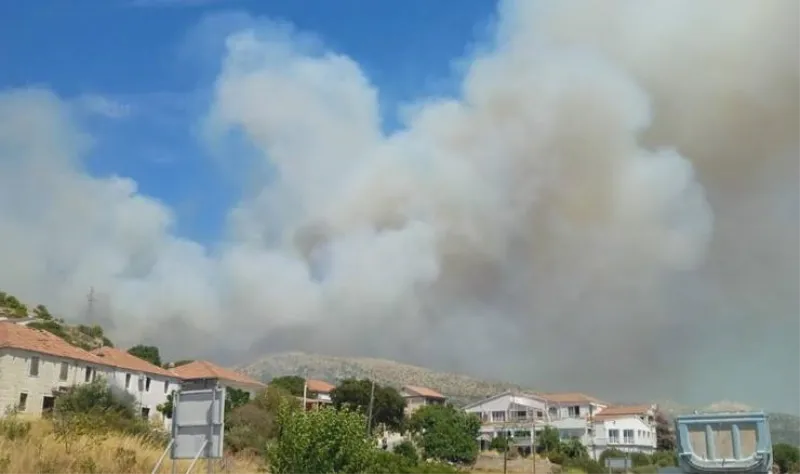 ZATVORENA I CESTA! Opet se razbuktao požar kod Trogira