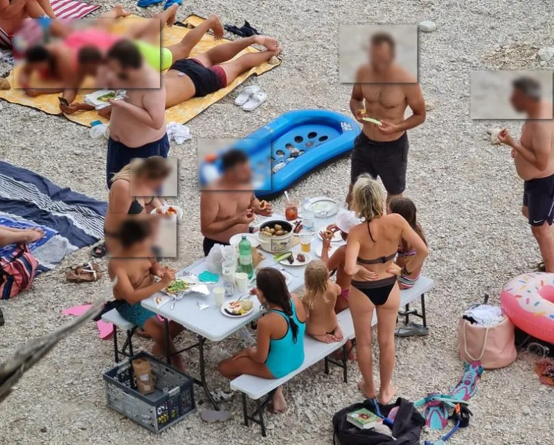 Na plaži u Baškoj Vodi postavili stol i stolice: Mještani ogorčeni