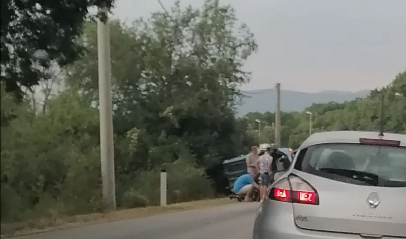 Polog: Dva vozila sletjela s ceste FOTO
