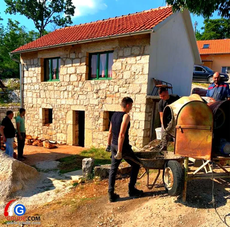 FOTO/VIDEO: Složna braća Ivan, Ante i Mario kuću grade! U Tolića, iznad središta Gruda, obnavljaju dom svojih predaka 1