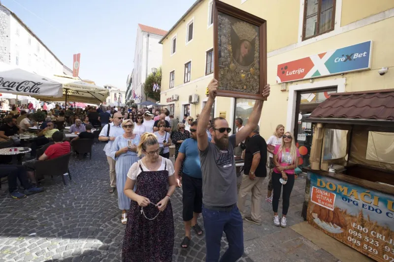Uzeo Gospinu sliku i poveo procesiju kroz Sinj