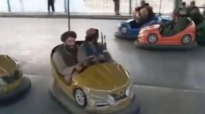 Prvo Talibansko ljeto/lito: Skaču po trampolinima, voze se u autićima...