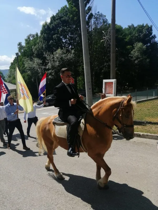 FOTO: Zavoljeli se na susretima iseljenih, ona zbog njega naučila hrvatski, on po nju došao na konju 15