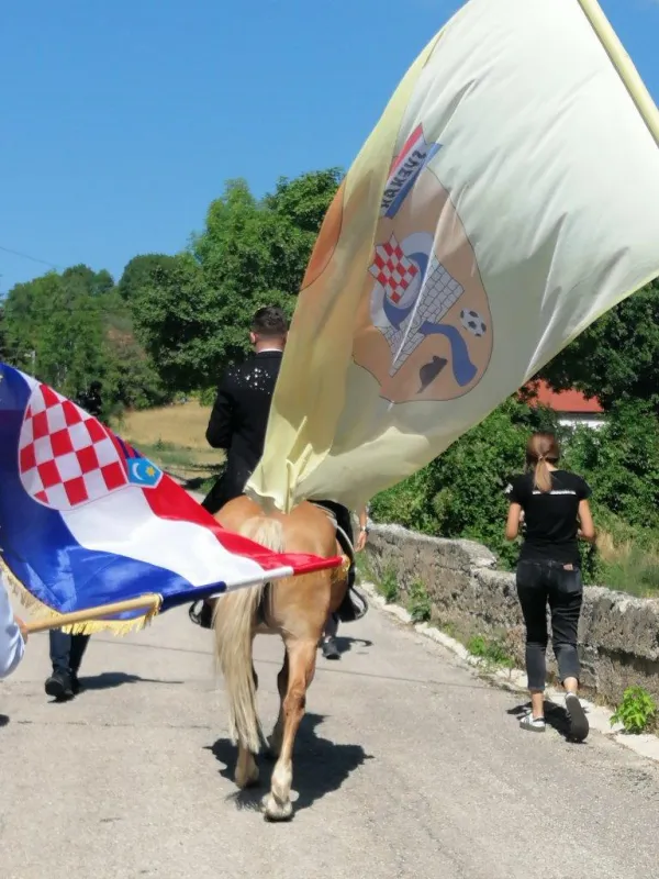 FOTO: Zavoljeli se na susretima iseljenih, ona zbog njega naučila hrvatski, on po nju došao na konju