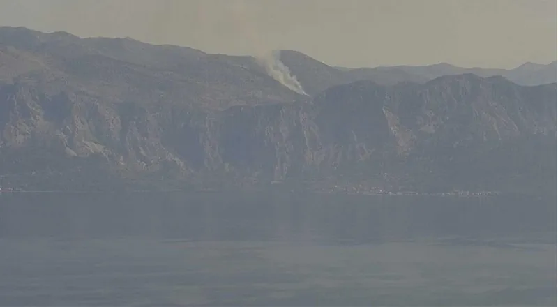 Tri kanadera gase požar na Biokovu