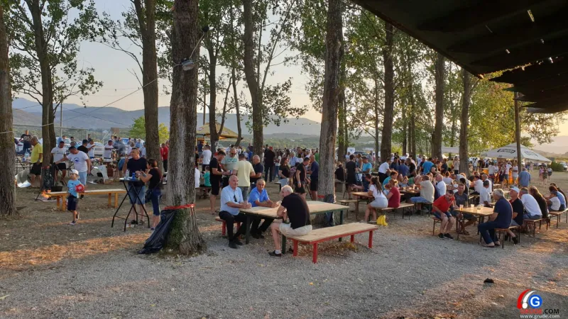FOTO: Uz pogled na predivno jezero Krenica žitelji uživaju u ribljim specijalitetima 1