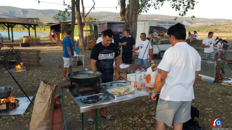 FOTO: Uz pogled na predivno jezero Krenica žitelji uživaju u ribljim specijalitetima 10