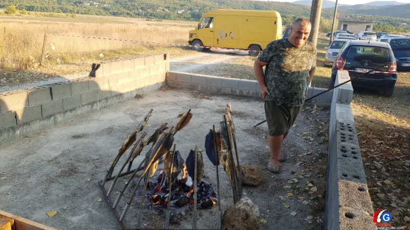 FOTO: Uz pogled na predivno jezero Krenica žitelji uživaju u ribljim specijalitetima 11