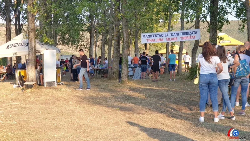 FOTO: Uz pogled na predivno jezero Krenica žitelji uživaju u ribljim specijalitetima 12
