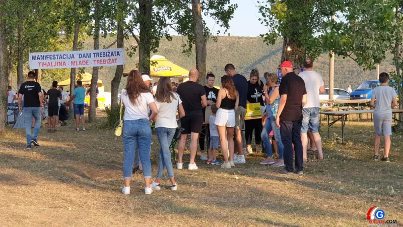 FOTO: Uz pogled na predivno jezero Krenica žitelji uživaju u ribljim specijalitetima 13